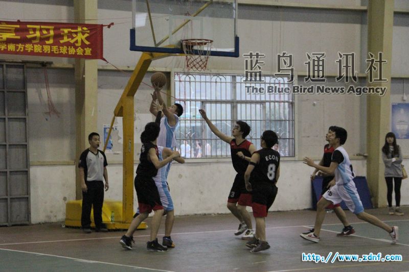 文学系5号陈永恒反身上篮.jpg