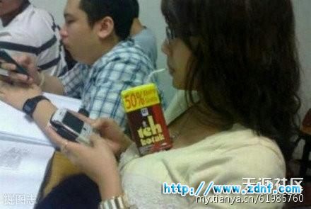 女人有胸就是方便啊。。。.jpg