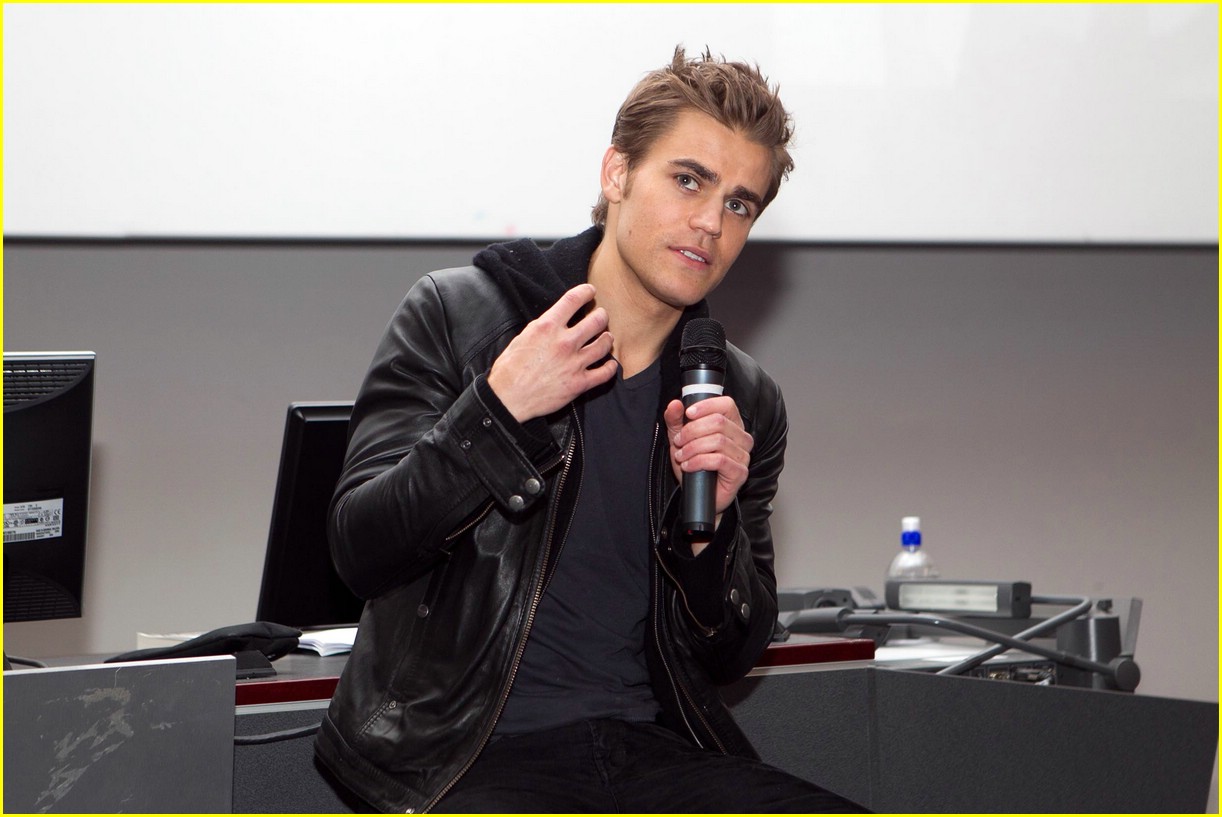 nina-dobrev-melbourne-convention-05.jpg