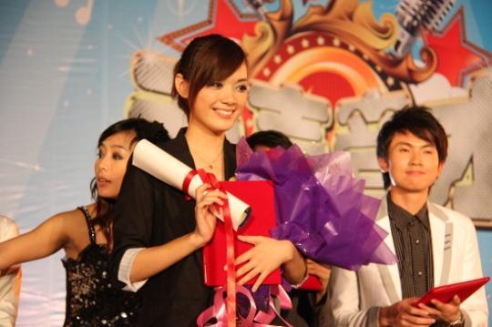 冠军美女.JPG