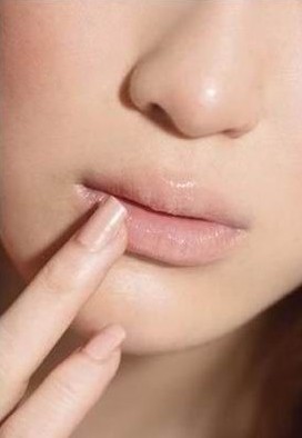 12、使用唇部遮瑕.jpg