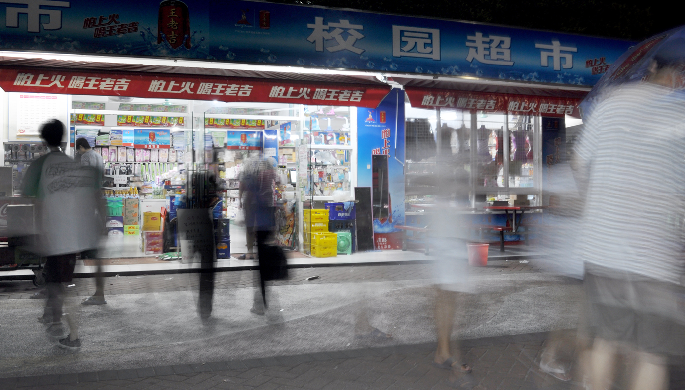 夜幕降临,超市门口人流如织.jpg